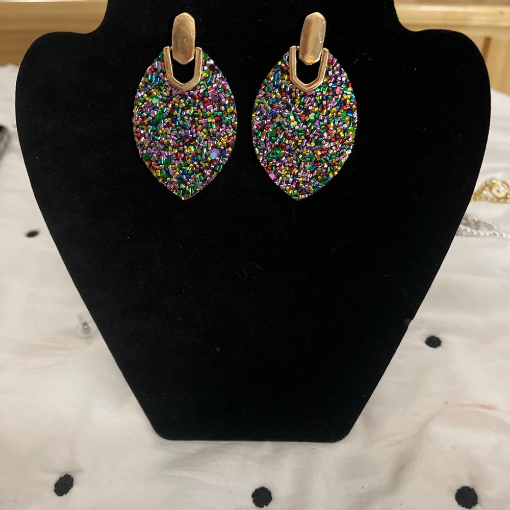 Statement earrings.Absolutely stunning sparkle earrings. Light weight.